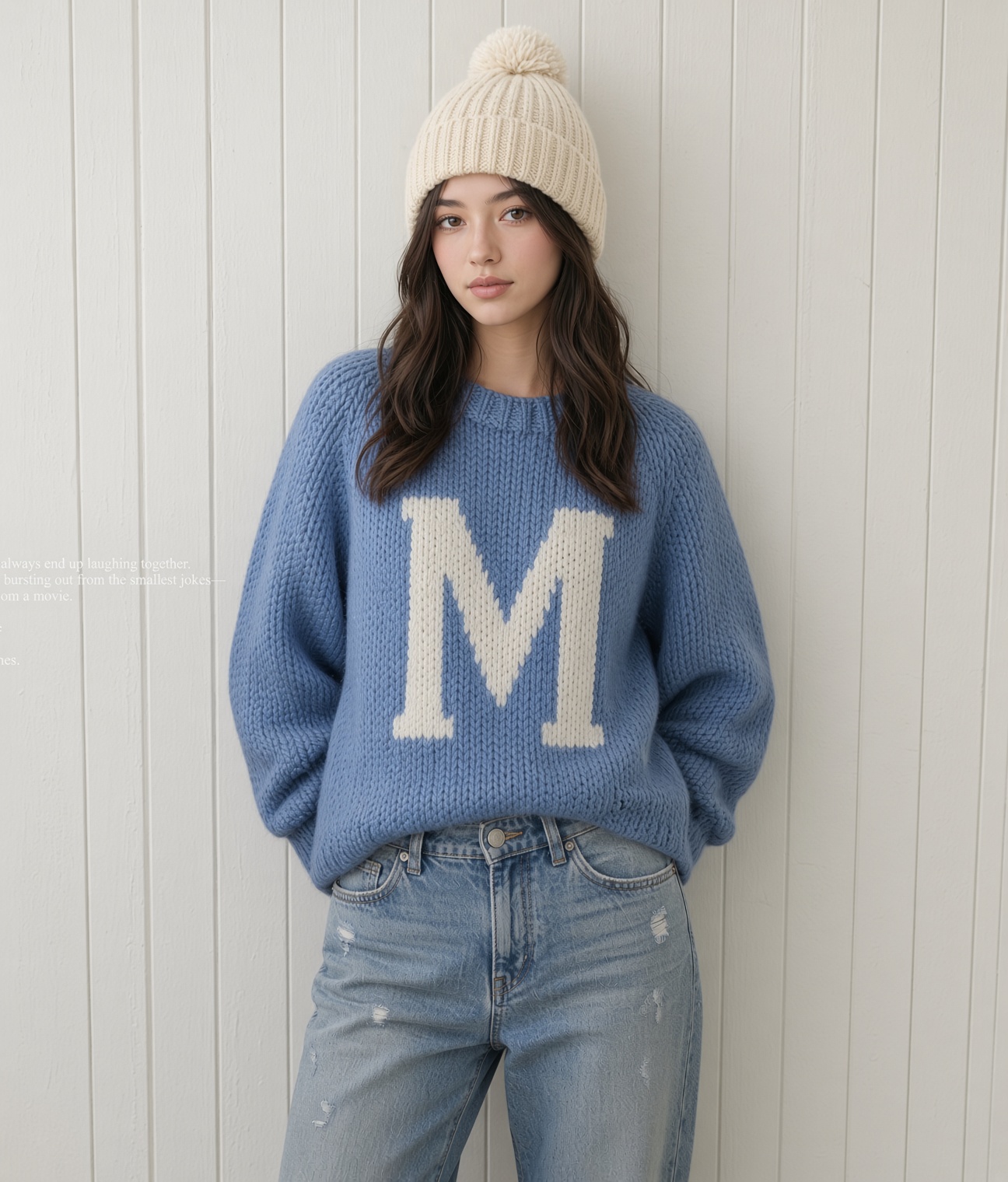 M 레터링이 들어간 블루 니트와 데님을 착용한 Manico Maren 이미지
